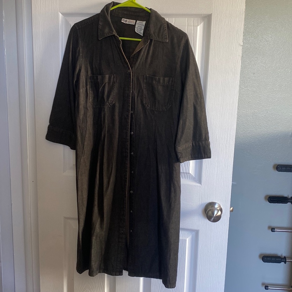 Size Medium. brown collared button up dress